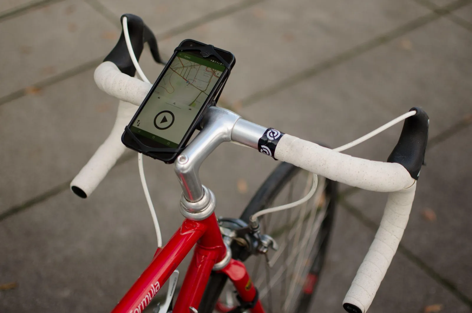 Road bike with a smartphone on the handlebars running the Cyface app